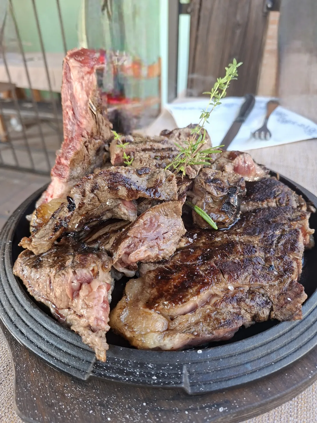 Costata alla brace su una piastra in ghisa.